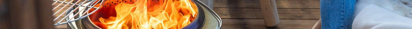 Espegard Brasa 50 rookvrije vuurkorf zwart op een klein houten terras met grillrooster