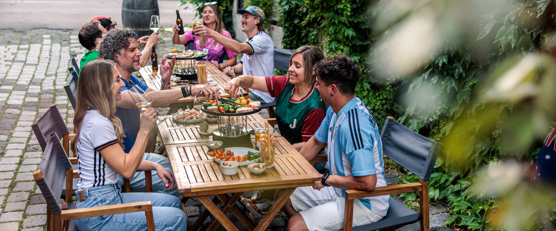 Höfats CIRCLE 35 tafelgrill met vlammen tijdens het grillen