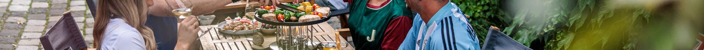 Höfats CIRCLE 35 tafelgrill met vlammen tijdens het grillen