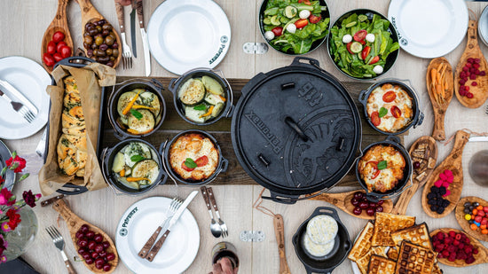 Petromax Dutch Oven tijdens een tuinfeest, koken op houtvuur