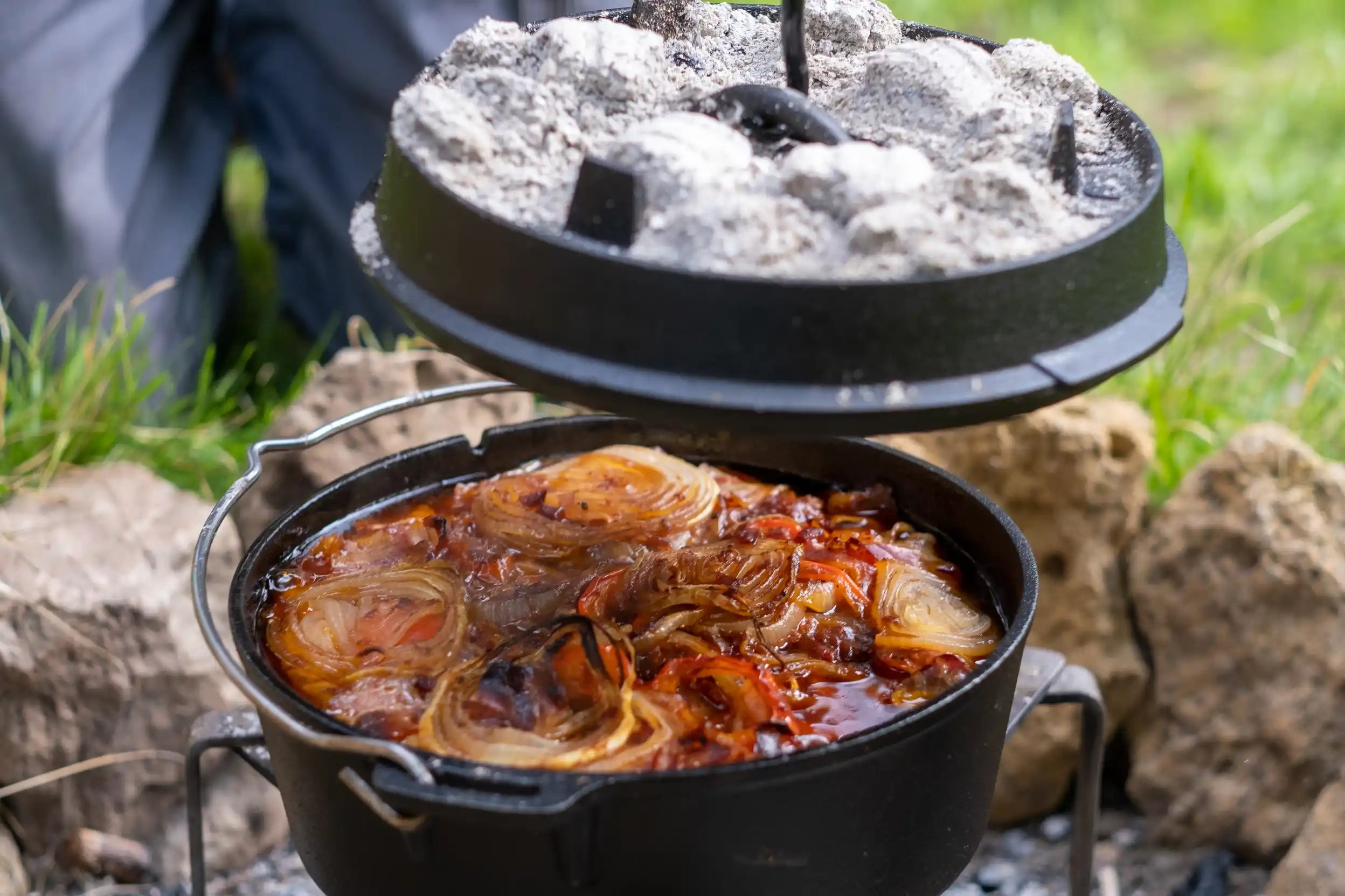Koken met een Petromax Dutch Oven boven het vuur