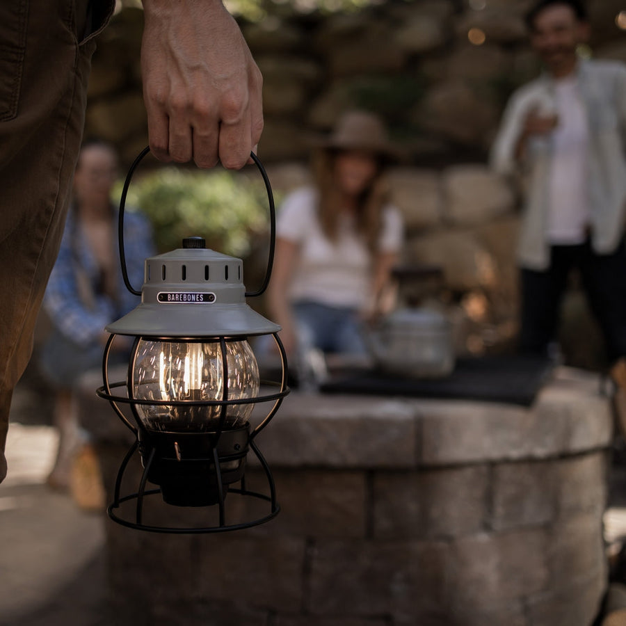 Barebones Railroad Lantern Slate Gray LIV-282 LED-lantaarn - Firesite