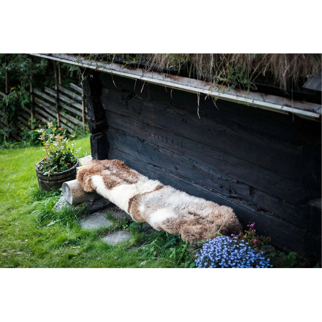 Espegard dubbele lamsvacht in een berglandschap