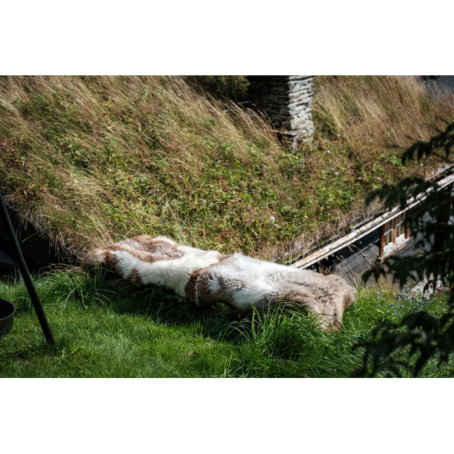 Espegard dubbele lamsvacht als zitvacht buiten