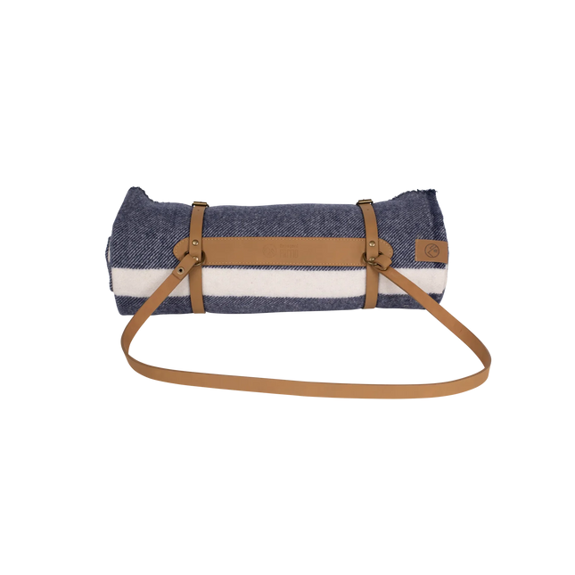 Espegard wollen deken blauw opgerold met leren draagriem
