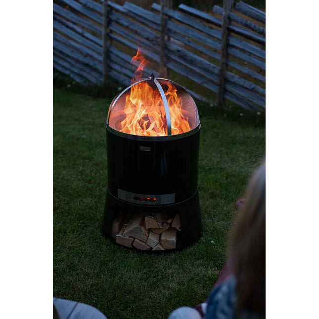 Vonkenvanger op de brandende Espegard Pilar vuurkorf in de avond