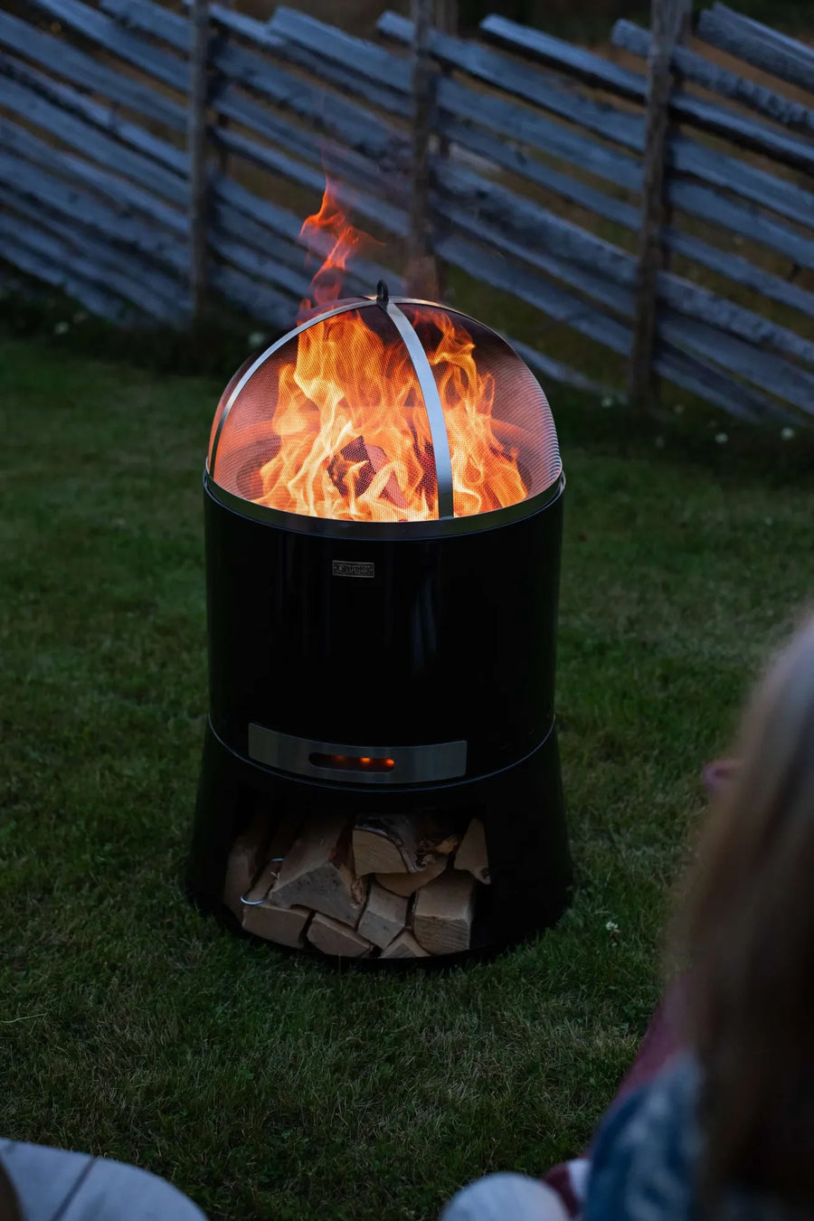 Vonkenvanger op de brandende Espegard Pilar vuurkorf in de avond