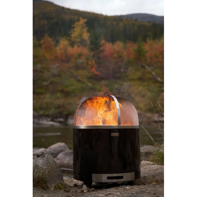 Espegard Pilar vuurkorf met vonkenvanger in het herfstlandschap