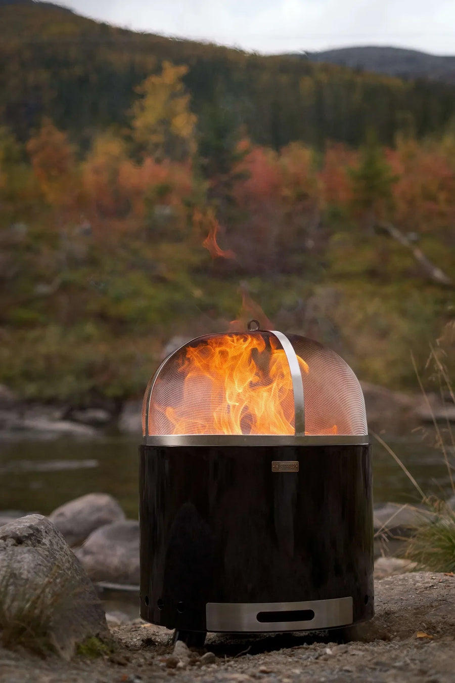 Espegard Pilar vuurkorf met vonkenvanger in het herfstlandschap