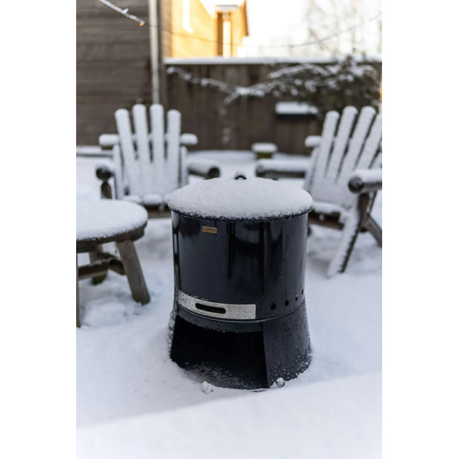 Espegard Pilar vuurkorf met deksel in een besneeuwde tuin