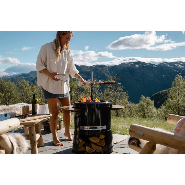 Grillen op het grillrooster boven de Espegard Pilar vuurkorf