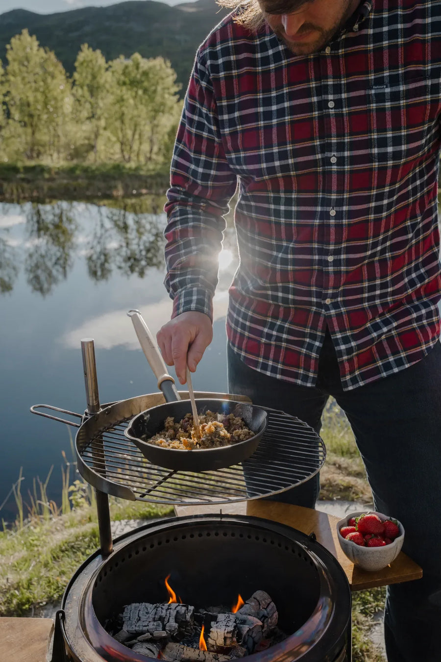 Koken in een gietijzeren pan op het grillrooster boven de Espegard Pilar vuurkorf