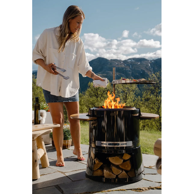 Grillen op de Espegard Pilar Premium II op een terras in de bergen