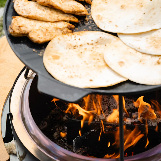 Kip en tortilla's op een gietijzeren grillplaat boven de Espegard Pilar Premium II