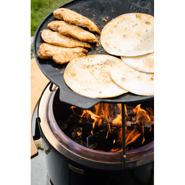 Kip en tortilla's op een gietijzeren grillplaat boven de Espegard Pilar Premium II