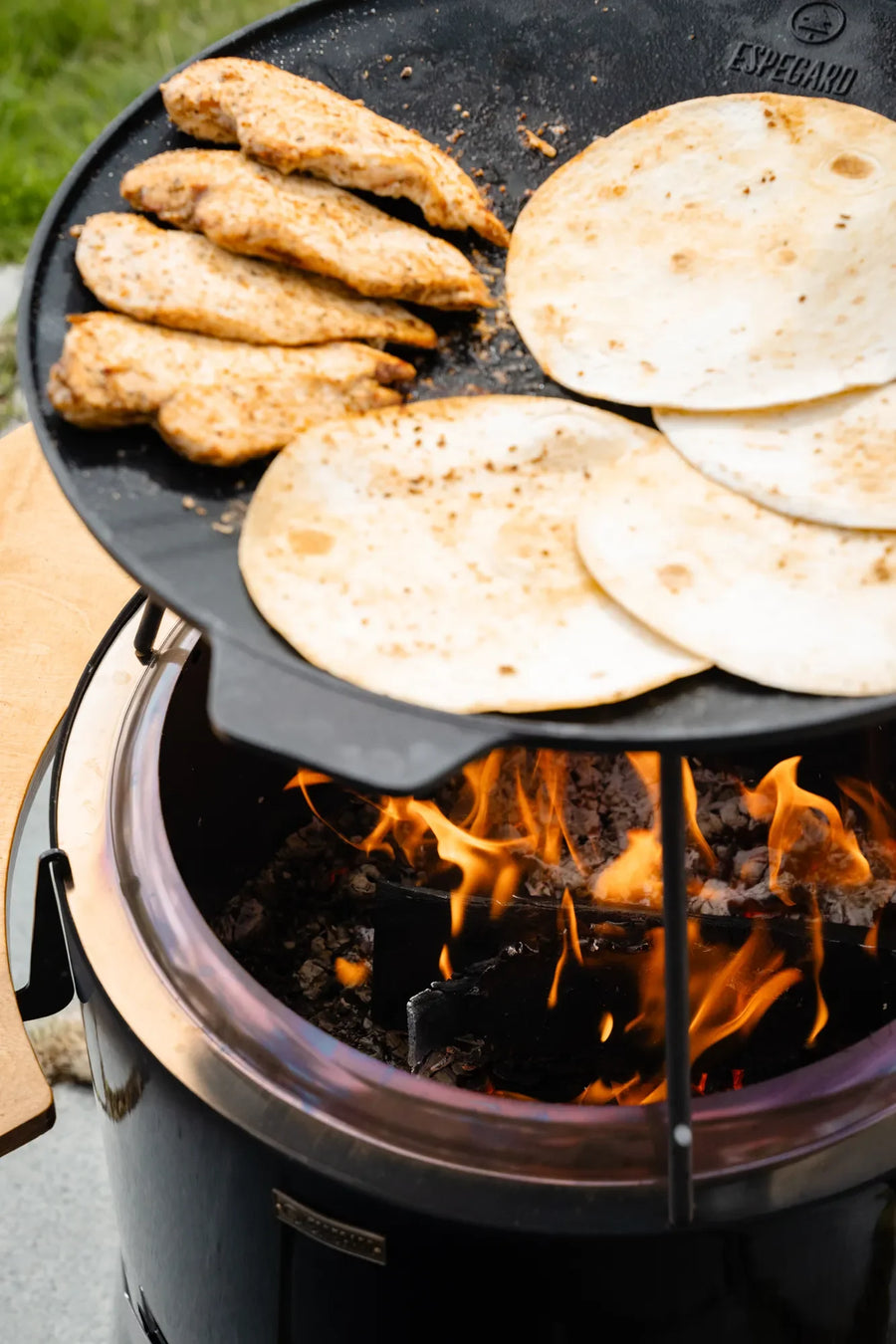 Kip en tortilla's op een gietijzeren grillplaat boven de Espegard Pilar Premium II
