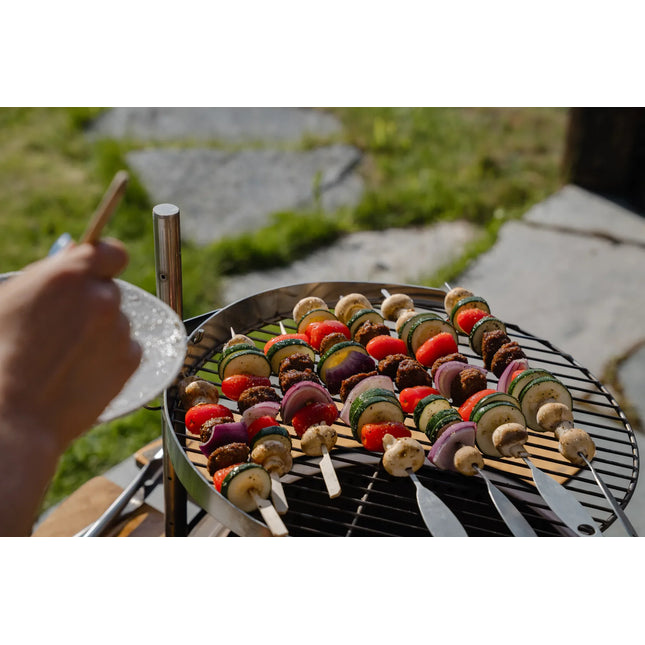 Groentespiesen op het grillrooster van de Espegard Pilar Premium II