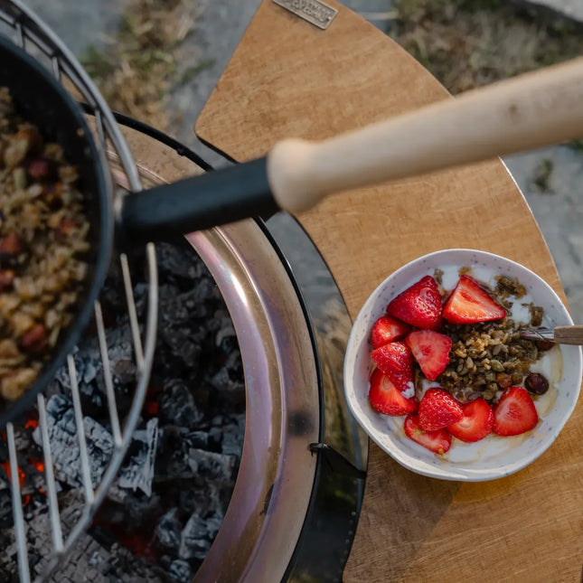 Koken in een pan op het grillrooster van de Espegard Pilar Premium II, met zijtafel