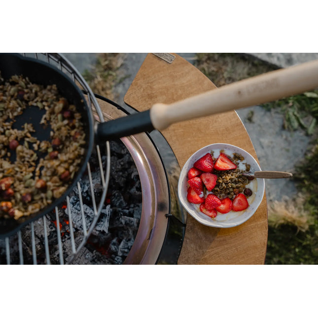 Koken in een pan op het grillrooster van de Espegard Pilar Premium II, met zijtafel