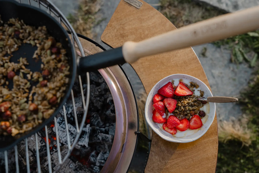 Koken in een pan op het grillrooster van de Espegard Pilar Premium II, met zijtafel