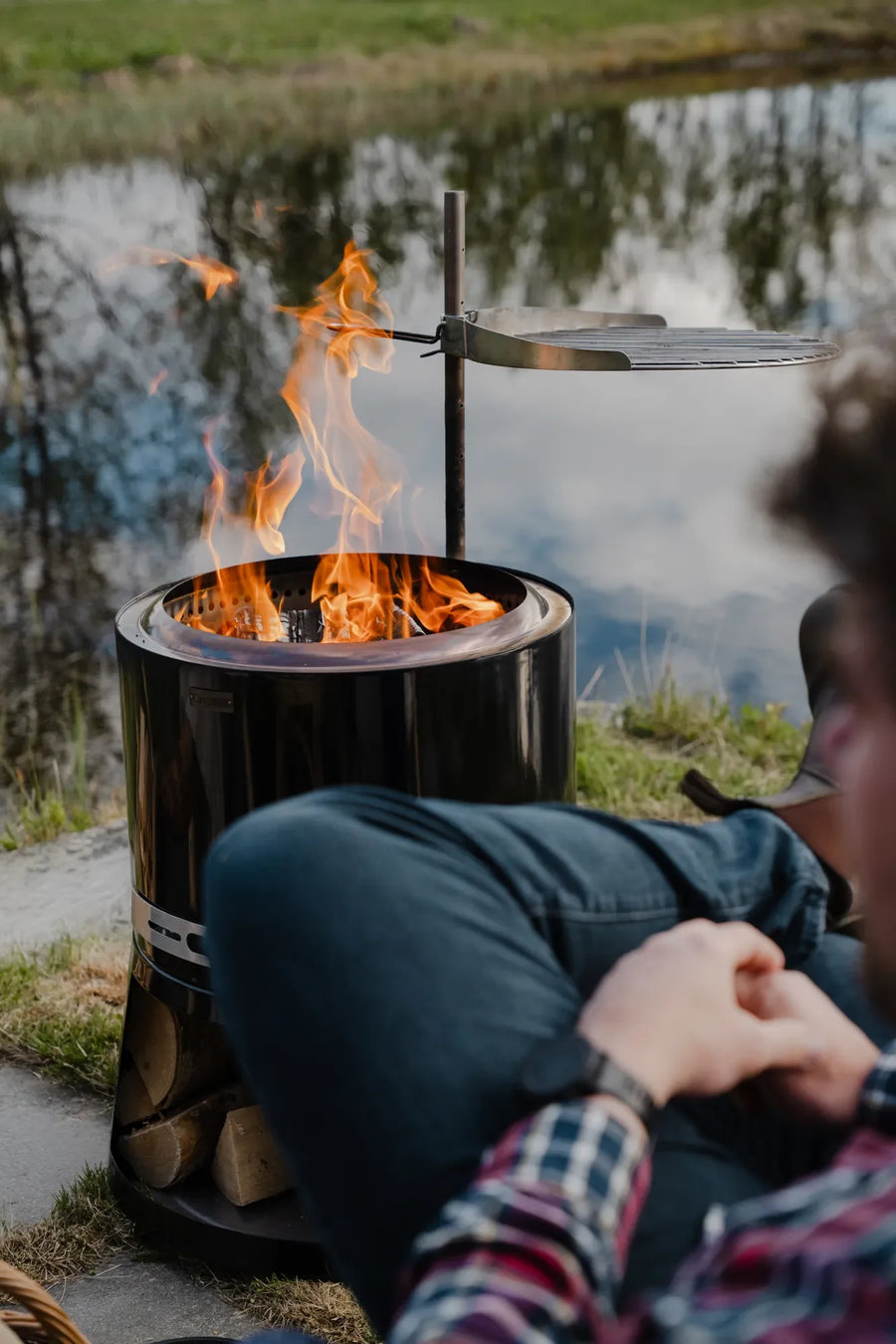Espegard Pilar Premium II met weggezwenkt grillrooster aan het water