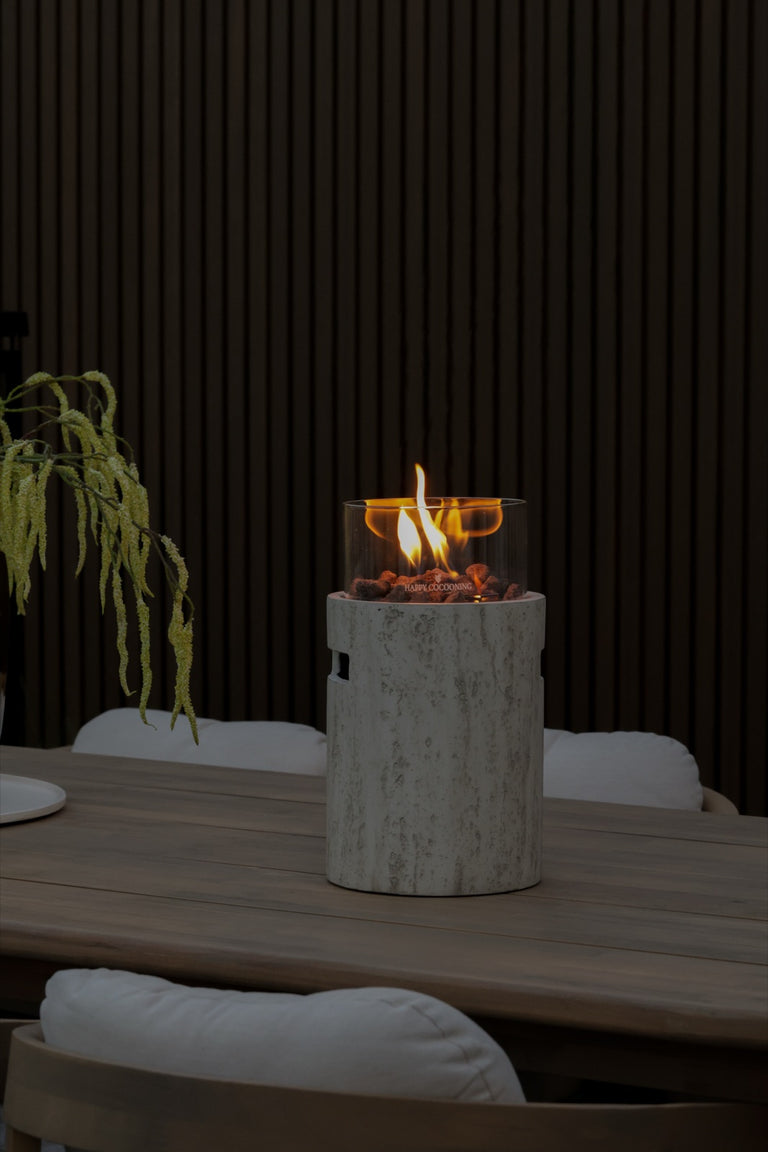 Happy Cocooning Lumi Stone gaslantaarn op een houten tafel in avondlicht
