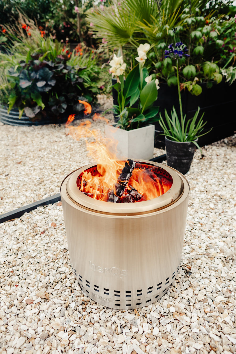 herQs Blaze rookvrije vuurkorf op terras in gebruik met hout - zonder rookoverlast