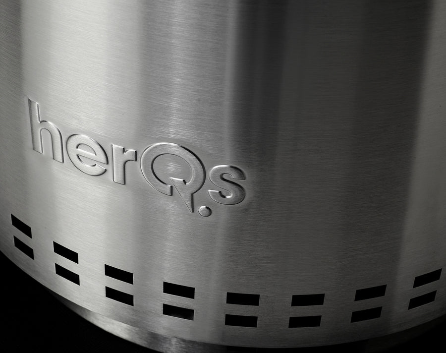 herQs Chief rookvrije vuurkorf detail geborsteld RVS met herQs logo en luchtsleuven