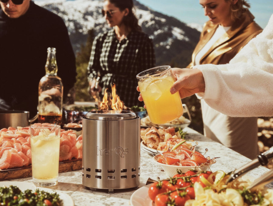 herQs Mighty rookvrije vuurkorf 18 cm op picknickbank met eten en drinken - compact tafelmodel