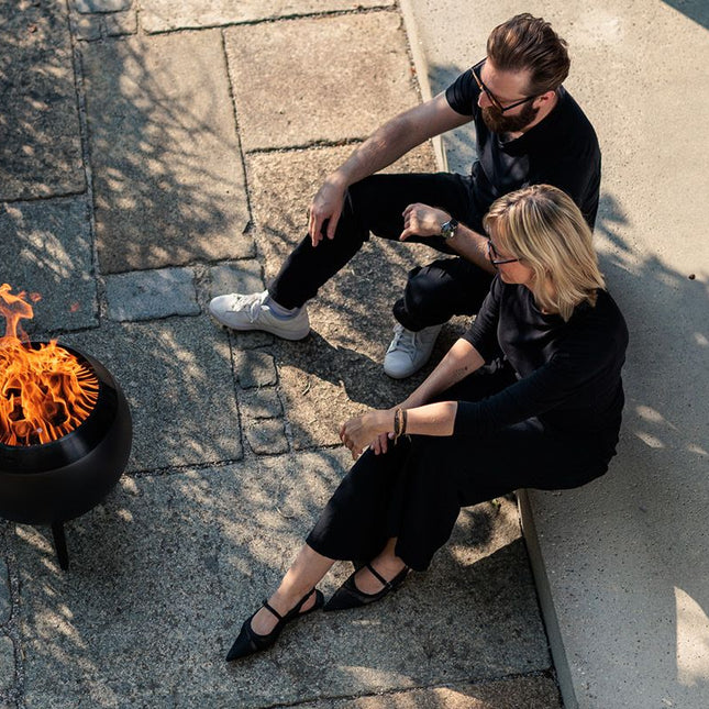 Höfats MOON 45 all black Vuurschaal met standaard laag