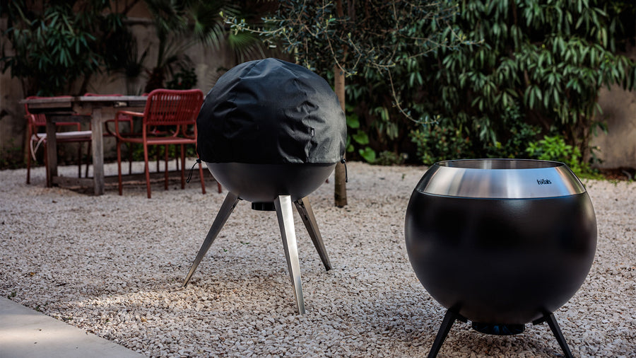 MOON 55 vuurkorf met en zonder beschermhoes in de tuin