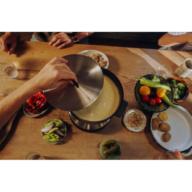 Koken in de Höfats CIRCLE 35 gietijzeren pan op de tafelgrill