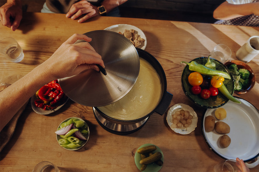 Koken in de Höfats CIRCLE 35 gietijzeren pan op de tafelgrill