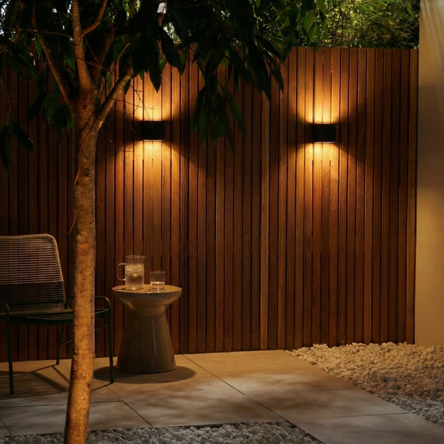 ZOLUNA solar wandlamp Marga Vierkant met up en down licht in de avond