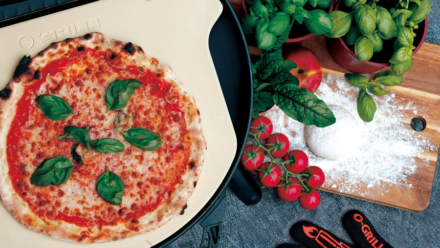 Pizza bakken op de O-Grill pizzasteen