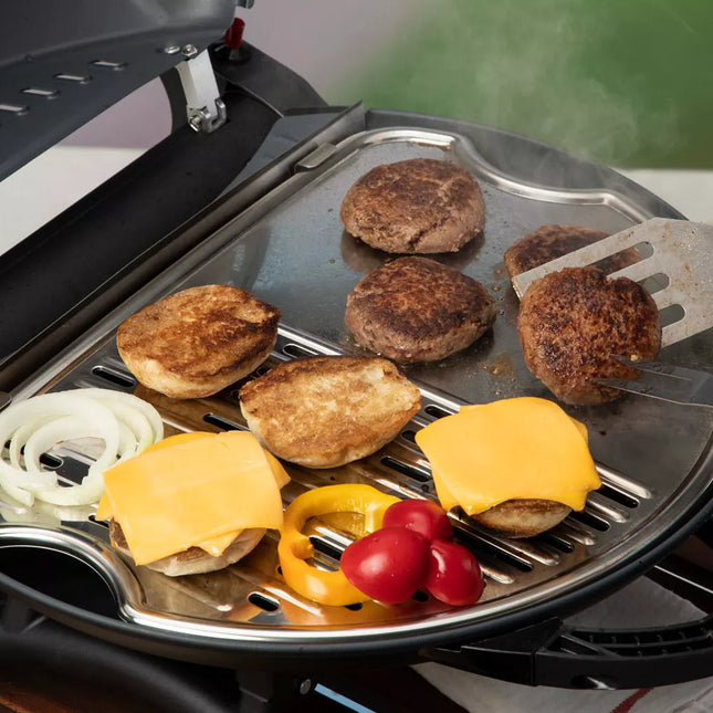 Hamburgers en broodjes bereiden op de O-Grill gasbarbecue