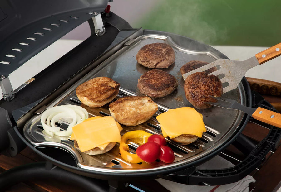 Hamburgers en broodjes bereiden op de O-Grill gasbarbecue