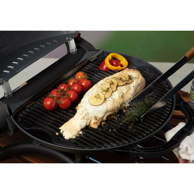 Hele vis met citroen en trostomaten op de grillplaat van de O-Grill gasbarbecue