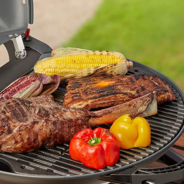 Steak, spareribs en maïskolven op de geopende O-Grill 900 gasbarbecue
