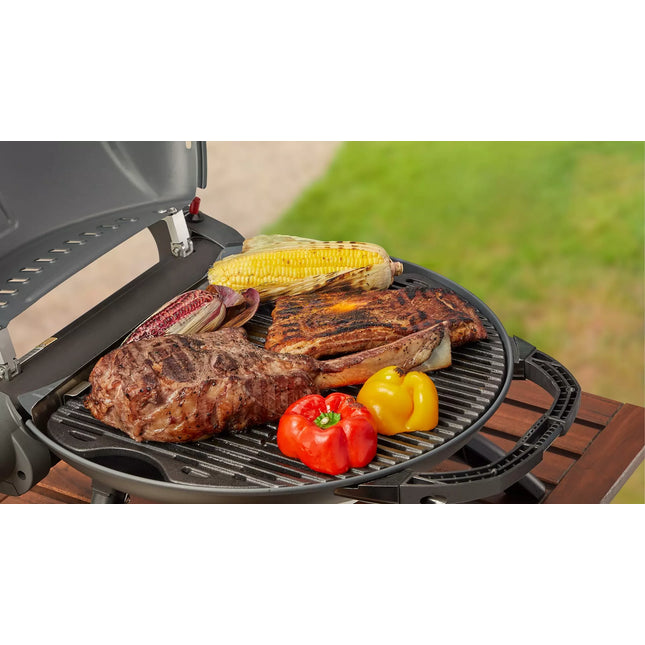 Steak, spareribs en maïskolven op de geopende O-Grill 900 gasbarbecue
