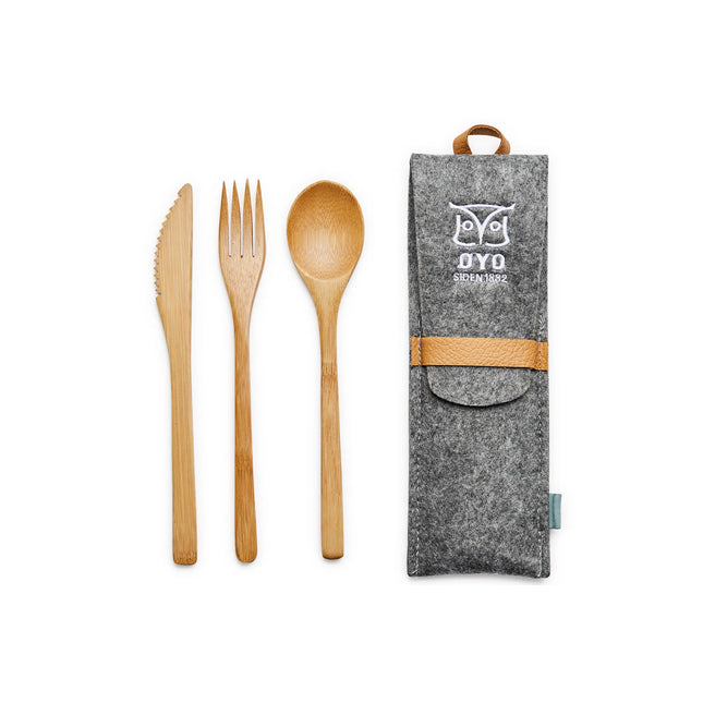 Øyo bamboe outdoor bestek met mes, vork en lepel naast de grijze vilten etui