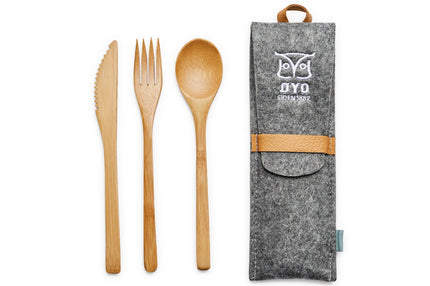 Øyo bamboe outdoor bestek met mes, vork en lepel naast de grijze vilten etui