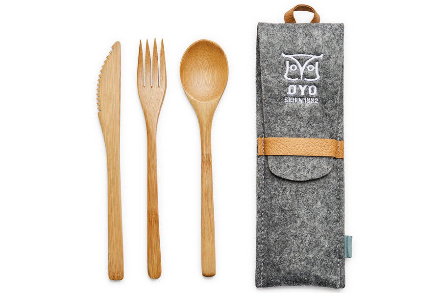 Øyo bamboe outdoor bestek met mes, vork en lepel naast de grijze vilten etui