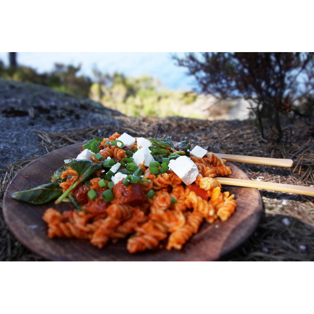 Bord pasta buiten met het Øyo bamboe outdoor bestek