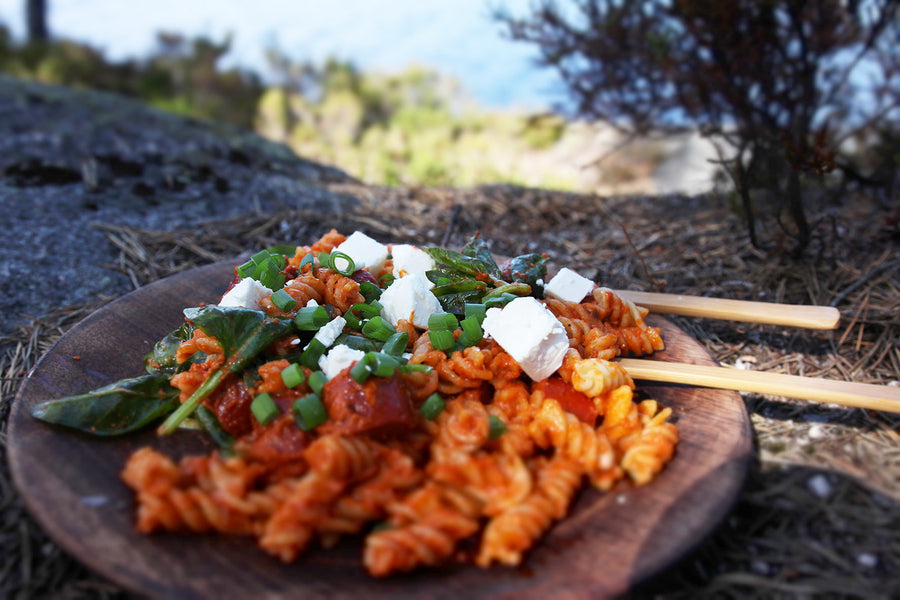 Bord pasta buiten met het Øyo bamboe outdoor bestek