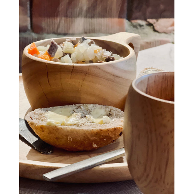 Stoofpot in de Øyo Houten Soepmok met een belegd broodje