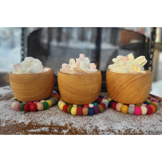 Drie Øyo Sami Mokken met warme chocolademelk en marshmallows