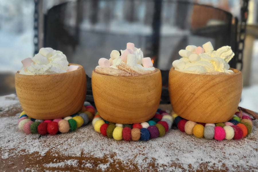 Drie Øyo Sami Mokken met warme chocolademelk en marshmallows