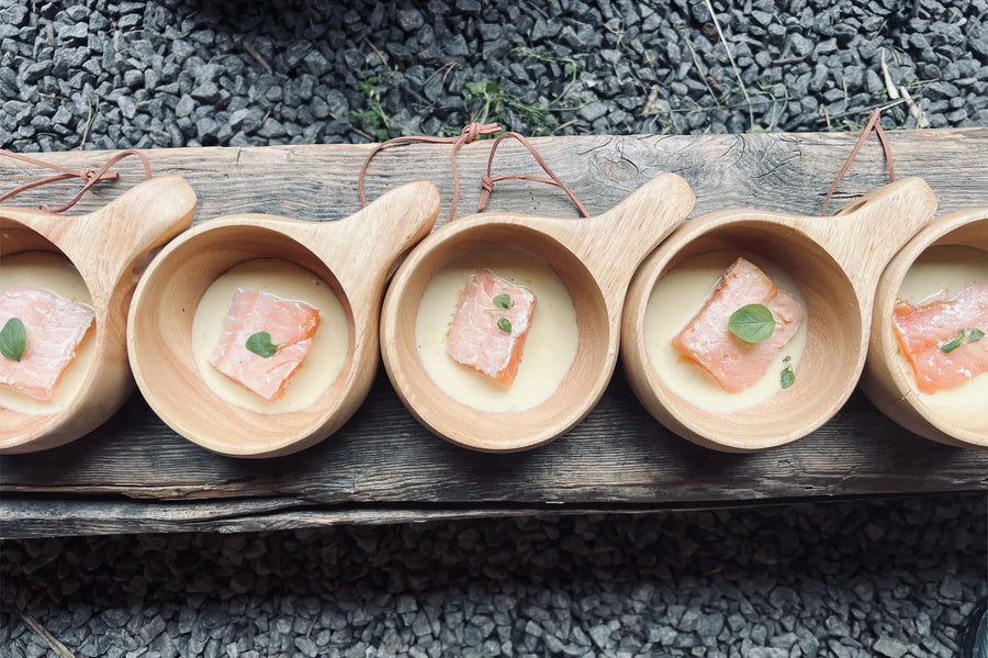 Rij Øyo Sami Mokken gevuld met vissoep met zalm