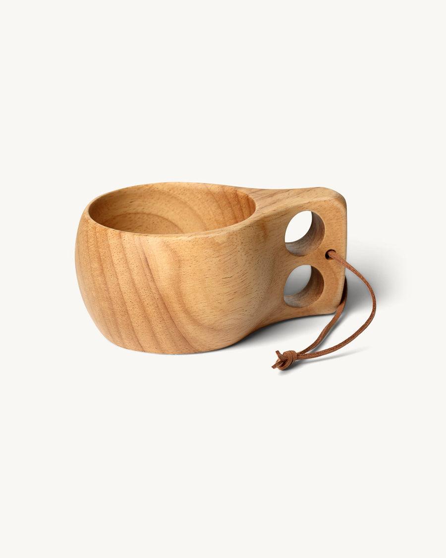 Øyo Turkoppen houten Sami mok (kuksa) van rubberhout met twee vingergaten en leren koord